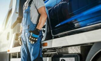 Fachmann Abschleppen LKW Treiber bleiben Nächster zu seine Fahrzeug foto