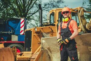 Vorarbeiter auf Konstruktion Seite? ˅ beaufsichtigen Arbeit Fortschritt. foto