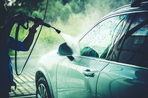 Männer Reinigung seine Fahrzeug foto