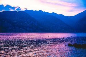 Reflexionen über den Gardasee bei Sonnenuntergang foto