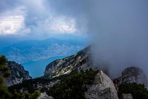 weiße Wolken auf den Gipfeln der venezianischen Voralpen foto