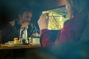 Mittagessen Zeit im Wohnmobil van rv foto