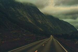 regnerisch und nebelig norwegisch Wetter und ein Autobahn foto