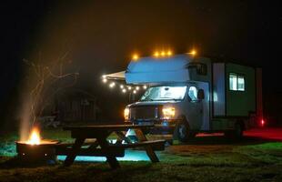 rv Park Wohnmobil Wohnmobil van Camping mit Lagerfeuer foto