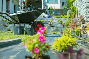 Schubkarre Stehen im das Garten im das Hinterhof im Vorderseite von das Gärtner van foto