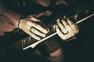 spielen elektrisch Gitarre foto