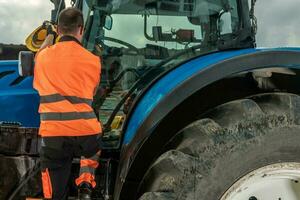 Konstruktion Arbeiter eintreten ein Traktor foto