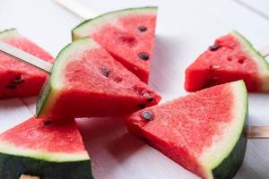 frische Wassermelonenfrucht auf dem Tisch foto