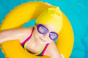 wenig Mädchen lernen zu schwimmen foto