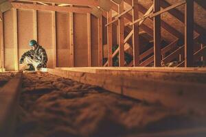 Konstruktion Arbeiter und das hölzern Haus Dachboden foto
