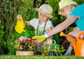 Mutter und Tochter im Garten foto