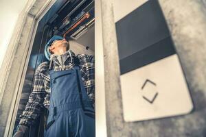 Aufzug Türen Reparatur durchgeführt durch Fachmann Techniker foto