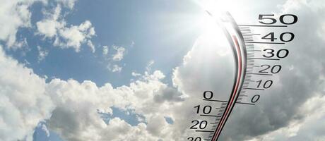 Thermometer im das Himmel, das Hitze foto