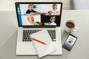 Junge Video Konferenzen mit Tutor auf Laptop beim heim. Entfernung Bildung Konzept. foto