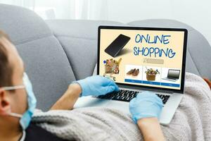online Einkaufen während Quarantäne Zeit. bleibe Zuhause und Geschäft während Selbstisolation während Sein krank foto