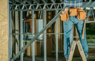 Männer Arbeiten von ein Leiter foto