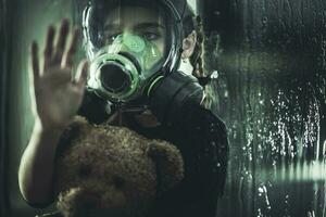 Kind tragen Gas Maske suchen aus Fenster. foto