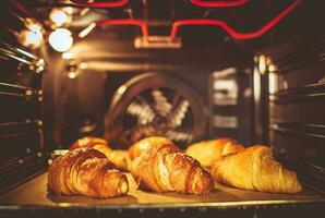 Backen butterartig Croissants foto