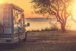 rv Camping mit Meer Aussicht foto