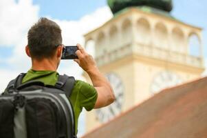 Tourist nehmen Reise Bilder mit seine Smartphone foto