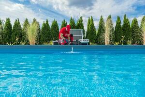 Fachmann Schwimmen Pools Techniker durchführen saisonal Instandhaltung foto