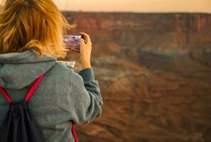 Frau Herstellung Video mit Smartphone Gerät foto