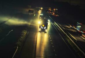 nebelig Autobahn Abend der Verkehr foto