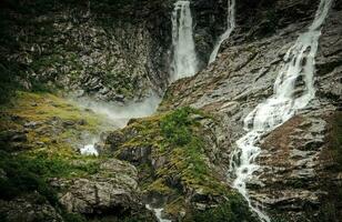 Aussicht von norwegisch Wasserfall und felsig Landschaft. foto