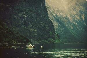 dramatisch norwegisch Fjord Landschaft foto