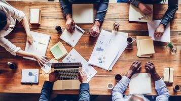 oben Aussicht Geschäft Menschen Zusammenarbeit Treffen auf Tabelle mit Geschäft Papier und Laptop im Büro. Geschäft Zusammenarbeit Konzept, generativ ai foto