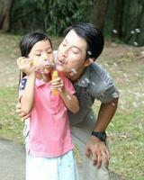 Süd Osten asiatisch jung Vater Mutter Tochter Sohn Elternteil Junge Mädchen Kind Aktivität foto