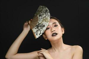 Süd Osten asiatisch schön jung Dame Mode bilden kosmetisch foto