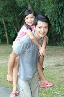 Süd Osten asiatisch jung Vater Mutter Tochter Sohn Elternteil Junge Mädchen Kind Aktivität draußen Park foto