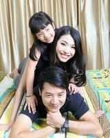 Süd Osten asiatisch jung Vater Mutter Tochter Elternteil Mädchen Kind Aktivität Innen- foto