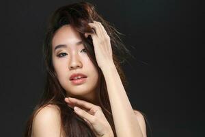Süd Osten asiatisch schön jung Dame Mode bilden kosmetisch foto