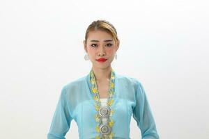 asiatisch Frau traditionell Blau Orange Kebaya Sharong auf Weiß Hintergrund foto