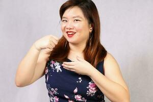 jung attraktiv Süd-Ost asiatisch Frau posieren Gesichts- Ausdruck Essen hungrig foto