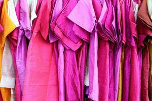 bunt rot Rosa Gradient Hemden Tücher Kleid hängend auf Kleiderbügel Anzeige draussen foto