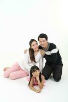 Süd Osten asiatisch Vater Mutter Tochter Elternteil Kind glücklich aussehen beim Kamera auf Fußboden Weiß Hintergrund foto