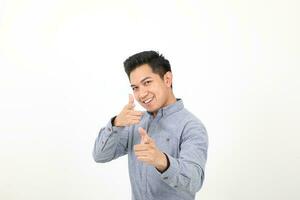Süd Osten asiatisch malaiisch Mann Gesichts- Ausdruck Show Punkt Finger beide Hand foto