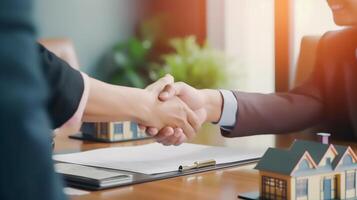 Hand Shake von Zuhause Käufer Treffen und verhandeln mit echt Nachlass Agenten Über mieten, echt Nachlass Agent verhandeln, Zuhause Kauf Zustimmung und fragte Kunde zu Zeichen Vertrag, generativ ai foto