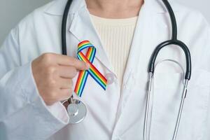 Arzt mit lgbtq Regenbogen Band zum Unterstützung lesbisch, Fröhlich, bisexuell, Transgender und queer Gemeinschaft und glücklich Stolz Monat Konzept foto