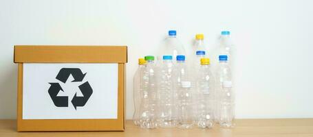 Plastik Flasche im Papier Box beim Zuhause oder Büro. recyceln Müll Sortierung. Plastik frei, Ökologie, Umwelt, Verschmutzung, entsorgen Recycling, Abfall Verwaltung und Müll Trennung Konzept foto