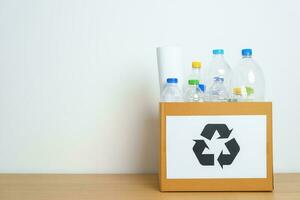 Plastik Flasche im Papier Box beim Zuhause oder Büro. recyceln Müll Sortierung. Plastik frei, Ökologie, Umwelt, Verschmutzung, entsorgen Recycling, Abfall Verwaltung und Müll Trennung Konzept foto