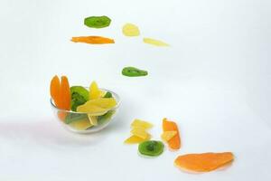 trocken konserviert Grün Kiwi Ananas reif Obst Scheibe bunt Süss auf schwarz Marmor Schiefer Hintergrund Glas Schüssel fliegend schwebend erhöht hängend foto