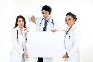 asiatisch Chinesisch malaiisch männlich weiblich Arzt halten posieren zeigen zeigen leer Ausdruck glücklich verlassen Weiß Papier Tafel auf Weiß Hintergrund foto