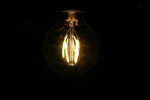 Licht Birne Wolfram LED auf aus flackern auf schwarz Hintergrund foto