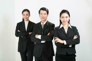 jung asiatisch Mann Frau tragen Geschäft Büro passen Stand Weiß Hintergrund foto