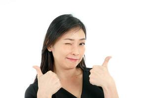Gesichts- Ausdruck jung asiatisch Frau Büro Kleidung Weiß Hintergrund Daumen oben zwinkern foto