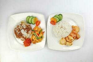 Kurkuma gebraten Hähnchen Ayam goreng kunyit schwarz Soße Reis und Butter Hähnchen Reis foto